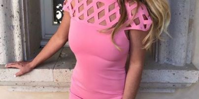 Теперь в розовом: Бритни Спирс подчеркнула фигуру откровенным мини-платьем 