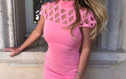 Теперь в розовом: Бритни Спирс подчеркнула фигуру откровенным мини-платьем 