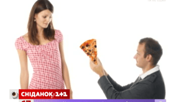 В сети появился новый интересный тренд – предложение руки и сердца с куском пиццы