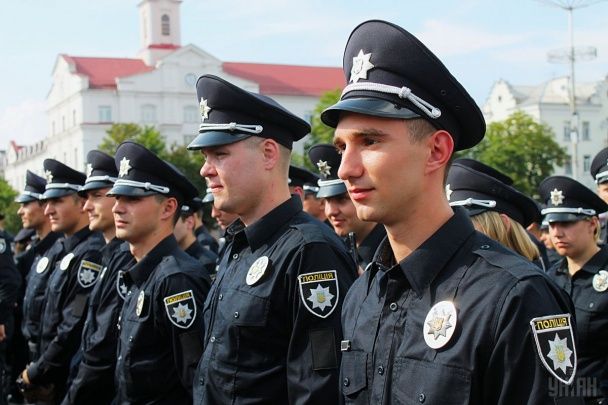 Под Киевом мужчина бросил гранату в полицейских: есть раненые (фото)