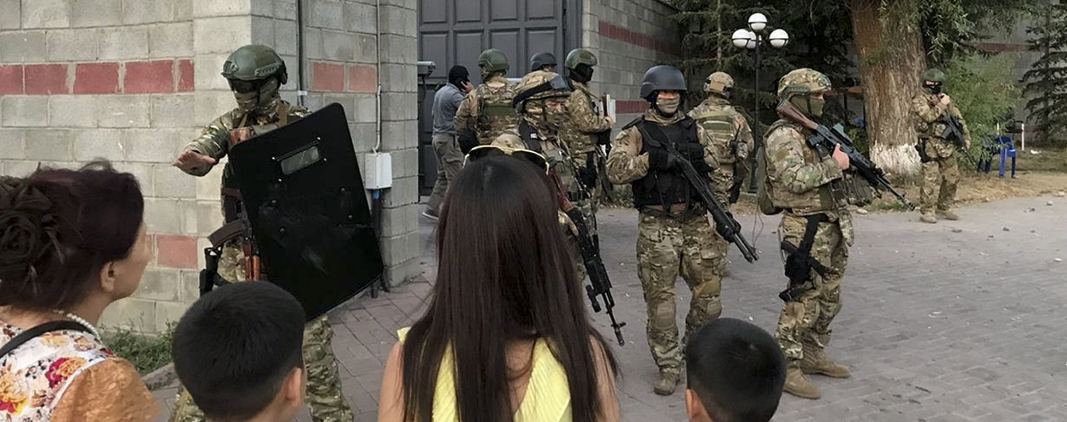 У Киргизстані силовики розпочали черговий штурм резиденції експрезидента Атамбаєва