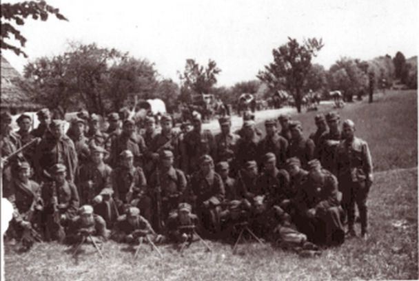 Солдати Оперативної групи "Вісла" на фоні конвою виселенців  в рамках Операції "Вісла" / © Arhiwum IPN