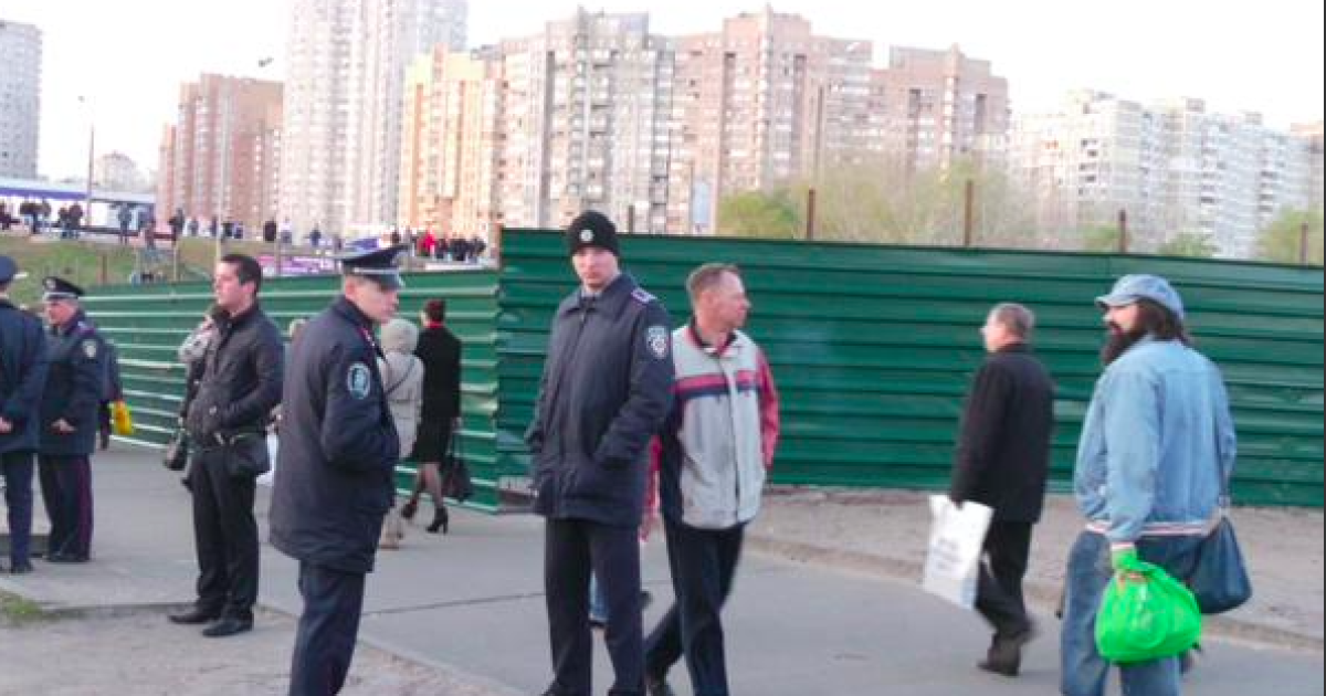 Невідомі у відповідь зсередини кидають димові шашки та петарди / © twitter.com/HromadskeTV