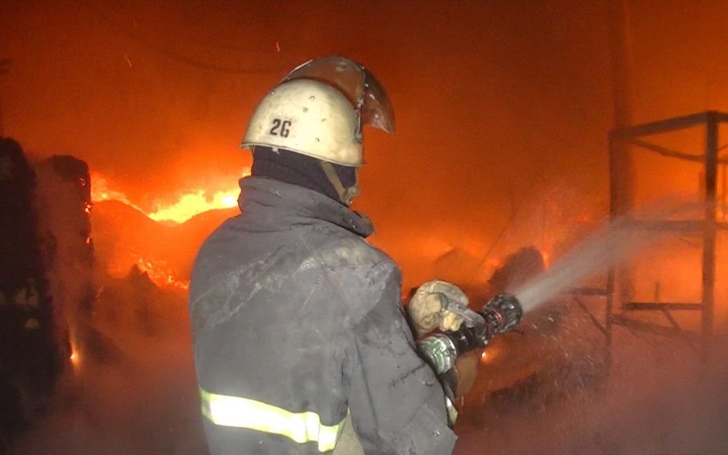 На території заводу в Харкові сталася масштабна пожежа / © Управління ДСНС у Харківській області