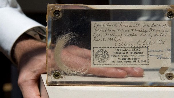 Колекціонер волосся знаменитостей відмовився від живих зірок після скандалу