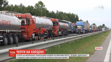 На украинско-польской границе в очередях застряли фуры