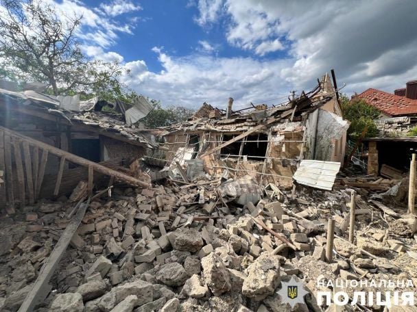 РФ ударила тремя управляемыми бомбами по жилым кварталам Херсона Фото: Нацполиция