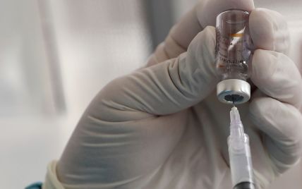 "Ведем переговоры с шестью производителями": премьер обозначил сроки, когда украинцы смогут купить вакцину от коронавируса