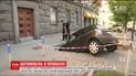 Через прорив труби у Києві провалився асфальт з авто