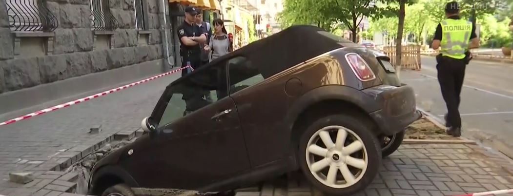 Иностранец, чья машина провалилась под асфальт в Киеве, будет искать виновных