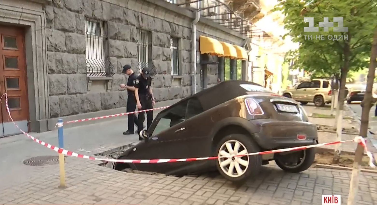 Из-за прорыва трубы в Киеве провалился асфальт с авто