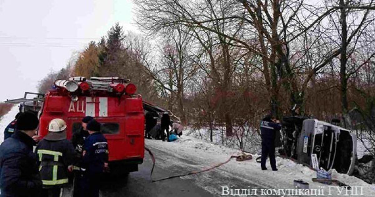 На Тернопільщині через ожеледицю на дорозі перекинувся рейсовий автобус