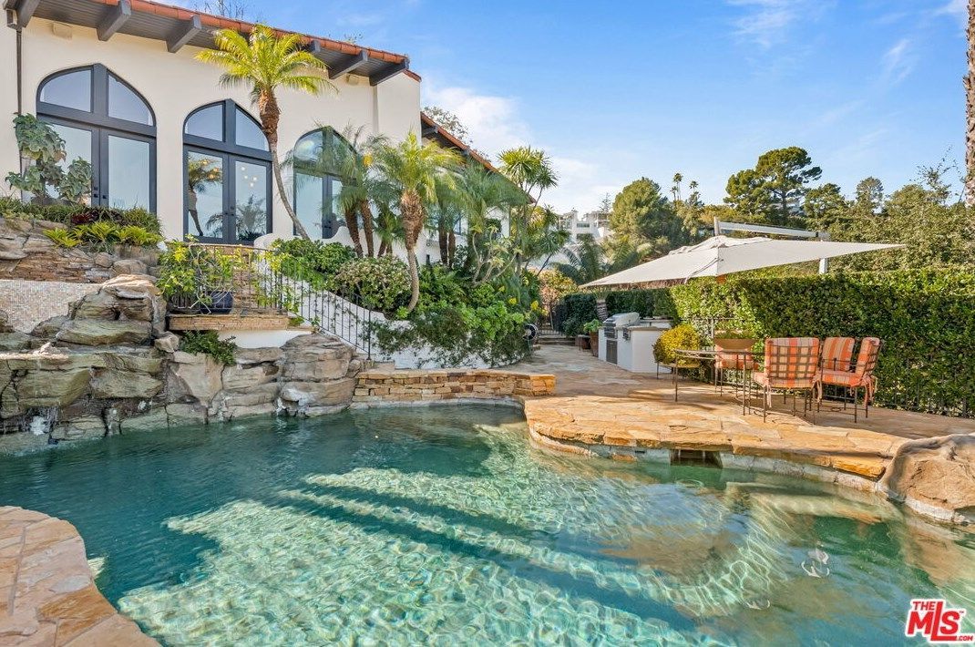 Шарлиз Терон продает собственное элитное поместье. Фото: TheMLS / © 