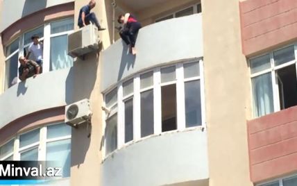 В Сети показали видео невероятного спасения самоубийцы за секунды до прыжка