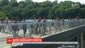 Пешеходный мост в столице - до сих пор с разбитым стеклом и без разрешений на эксплуатацию