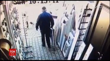 В Черновцах мужчина средь бела дня похитил пластиковое окно из магазина