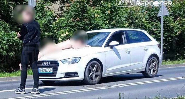 В Польше голый украинец бегал по улице и прыгал на авто (фото)