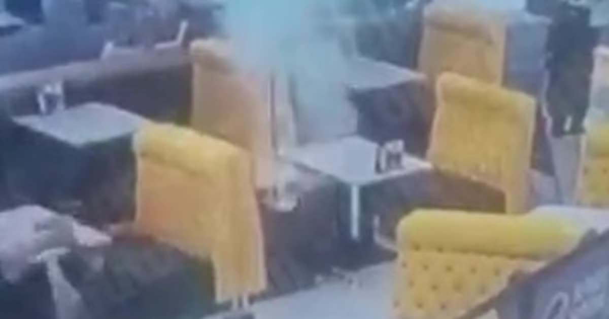 У Мережі з'явилося відео, як у столичному кафе вибухнула сумка з феєрверками
