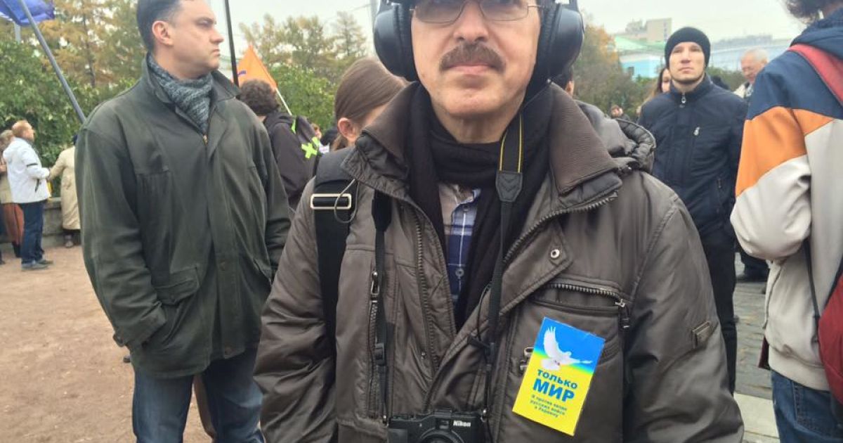 Антивоенный фитинг в Москве (фото из Facebook Романа Цимбалюка)