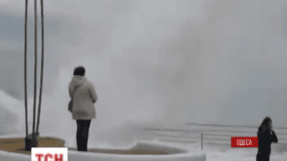 У Одесі в неділю вирувало море