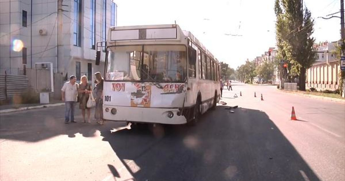 В оккупированном Луганске троллейбус протаранил авто ОБСЕ / © twitter/@LUGANSK_TODAY