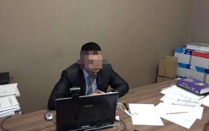 На Прикарпатье на взятке задержали одного из руководителей прокуратуры и его сообщницу