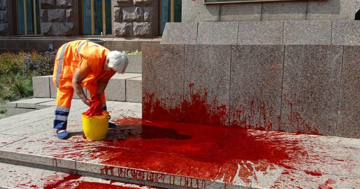 У Києві невідомий облив червоною фарбою сходи та постамент біля КМДА / © КМДА