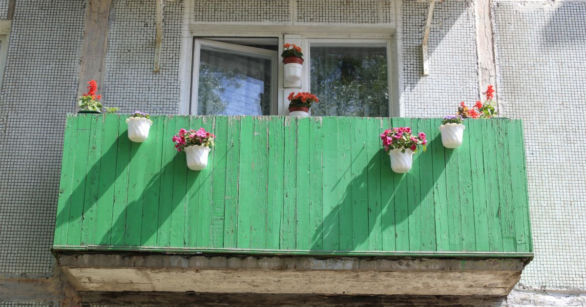 У Києві почали штрафувати за агітаційні плакати на балконах