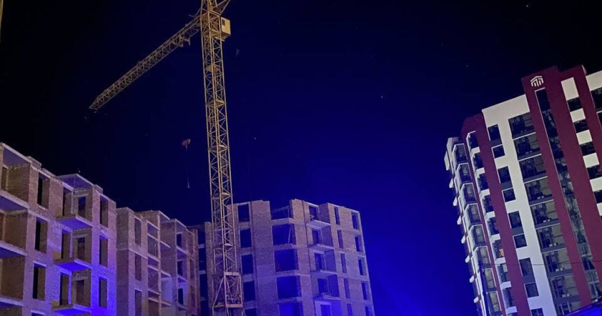 Чоловіка вдалося врятувати з будівельного крана