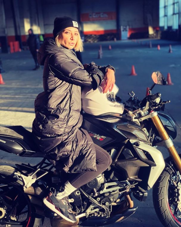 Ірина Сопонару навчилася їздити на мопеді / © instagram.com/irinasoponaru