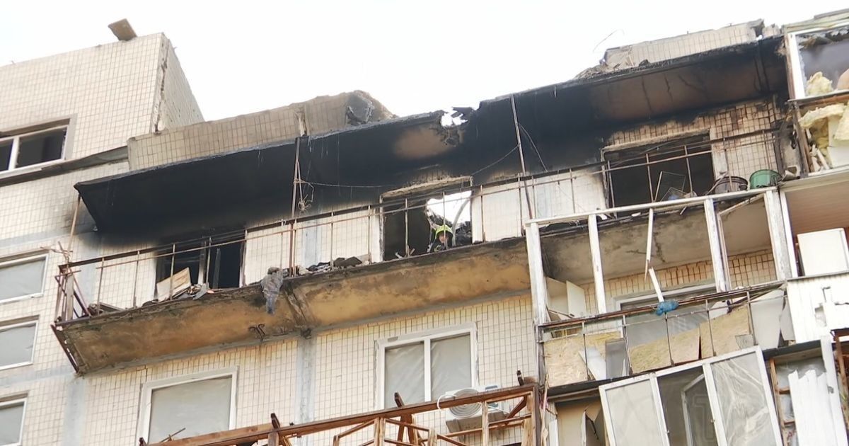 Девятиэтажка в Киеве, в которую попали обломки дрона