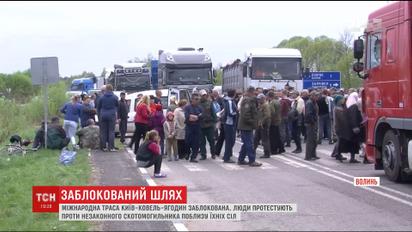 Другу добу поспіль на Волині селяни тримають в облозі міжнародну трасу