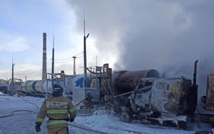 В Иркутской области горят бензовоз и железнодорожные цистерны на нефтебазе (фото, видео)