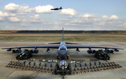 США перебросили в Европу "ядерные" бомбардировщики B-52H Stratofortress