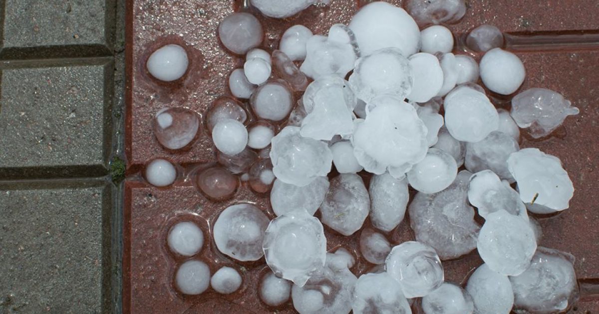 Черкассы засыпало градом. Подобная непогода может накрыть еще четыре региона