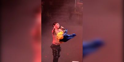 Представитель Финляндии на "Евровидении-2023" во время концерта швырнул флаг Украины под стол