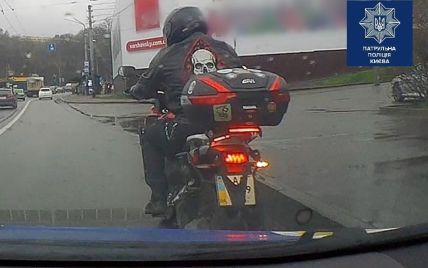 "Надуло вітром": поліція оштрафувала водія мотоцикла за інтимний предмет гардероба
