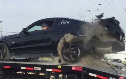 Взорвавшаяся шина разворотила корму Mustang GT (видео)