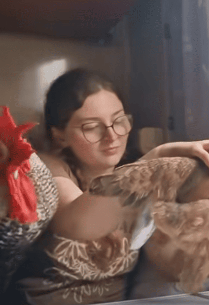 Дівчина з курочкой та півником у купе