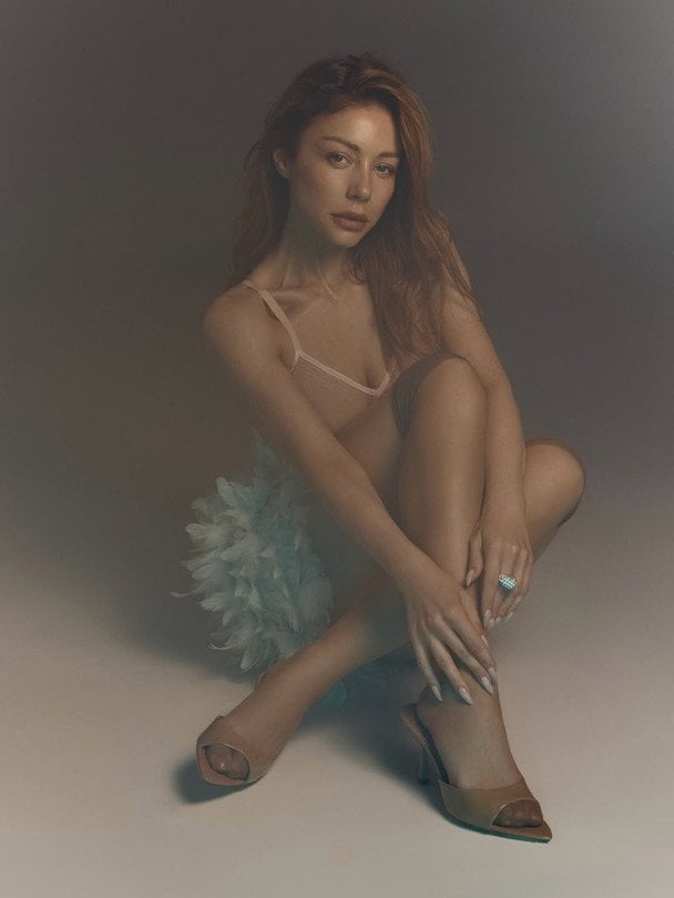 Тіна Кароль засвітила соски у прозорому ліфі