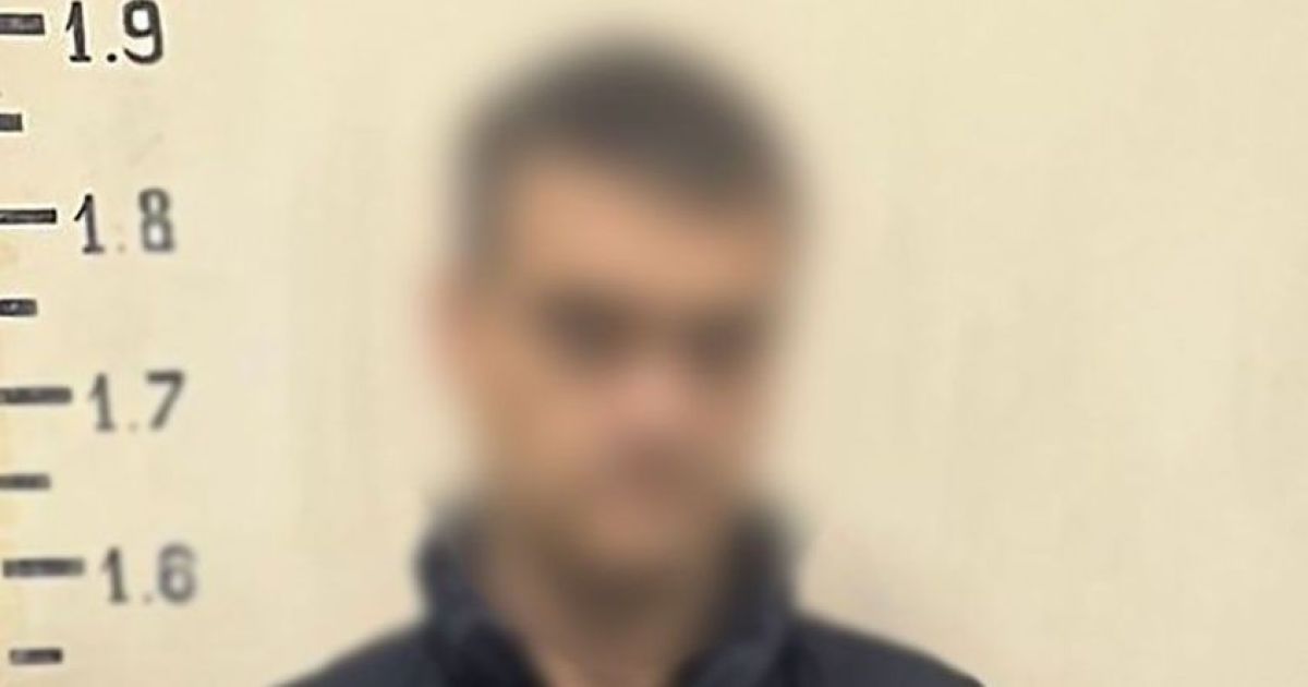 Мужчина систематически издевался над женой и старшей дочерью.