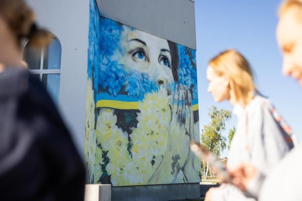 Украинские художники создали на гостомельском стадионе мурал