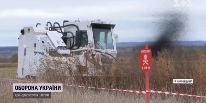 Зберегти життя саперів: машина для розмінувань знищує міни на Харківщині
