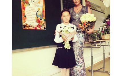 Эпатажная Волочкова в платье с глубоким декольте отвела дочь в четвертый класс