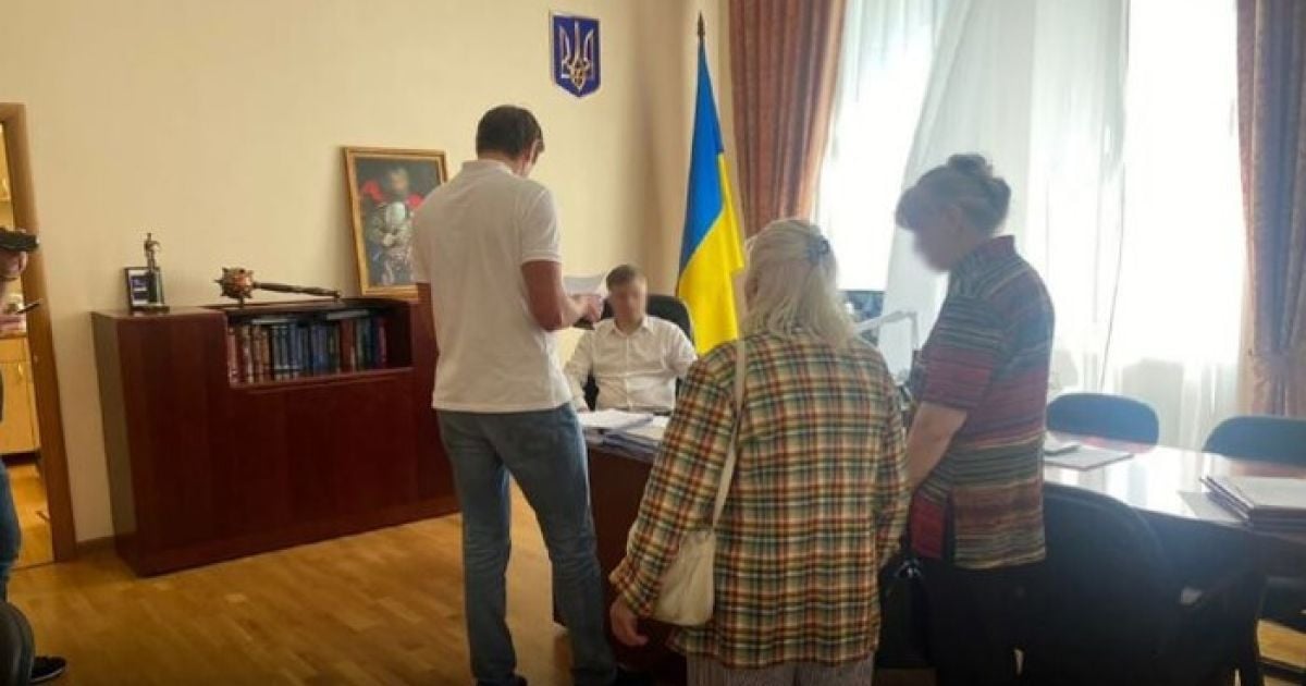 Детективи проводять обшук за місцем роботи голови ДСА України.