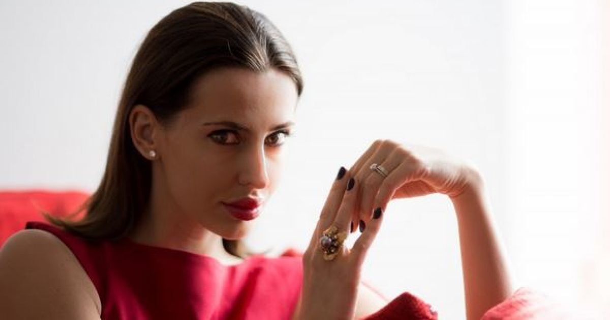 Мерило позирует перед камерами в эффектных образах