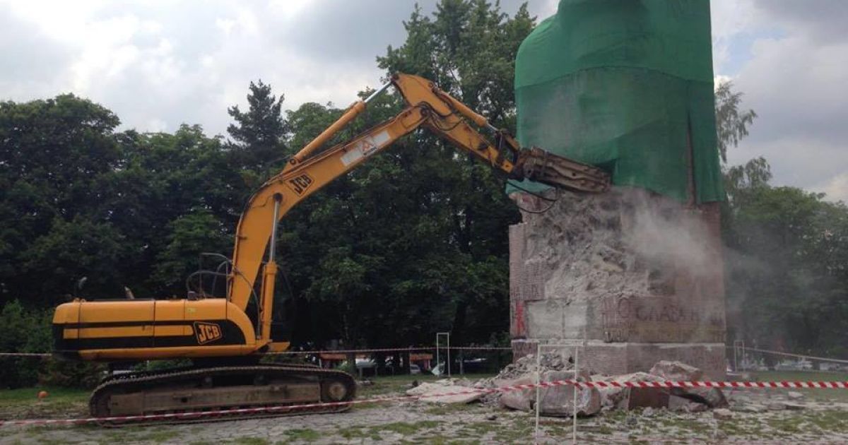 У Києві екскаватором демонтують пам'ятник чекістам