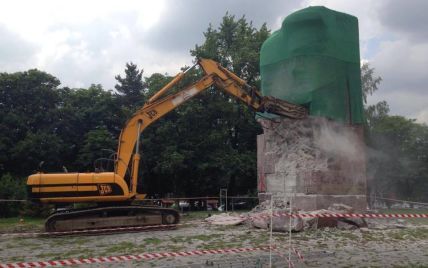 В Киеве экскаватором демонтируют памятник чекистам