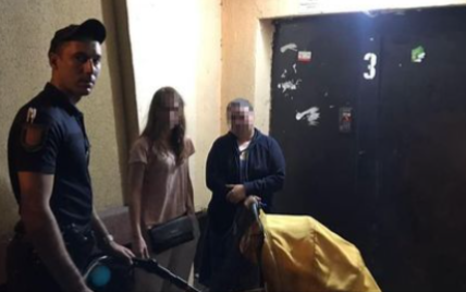В Одессе нетрезвая мать гуляла с младенцем по проезжей части и бросалась в драку