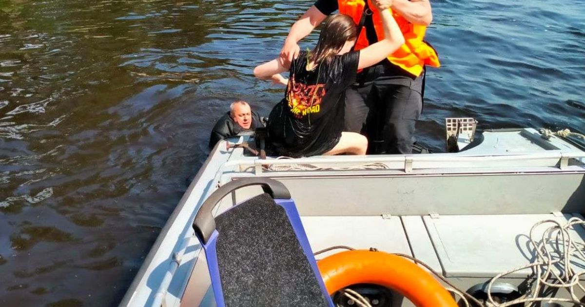 Ехали искать утопленника, а нашли ребенка: в Киеве на Днепре спасли девочку, которую уносило течением (фото)
